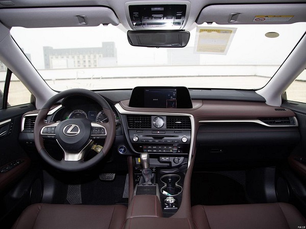 Lexus RX 2021.