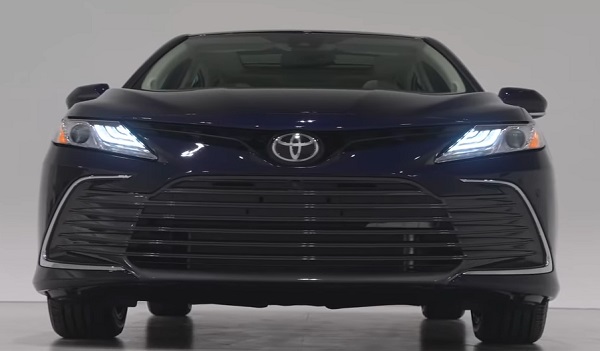 Toyota Camry 2021.