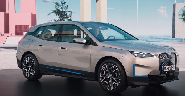 BMW iX 2021.