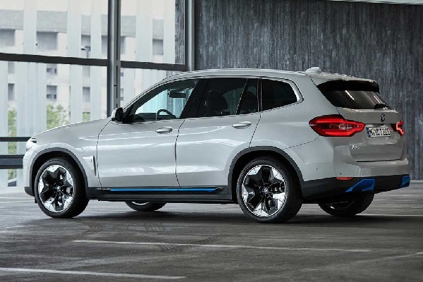 BMW iX 2021.